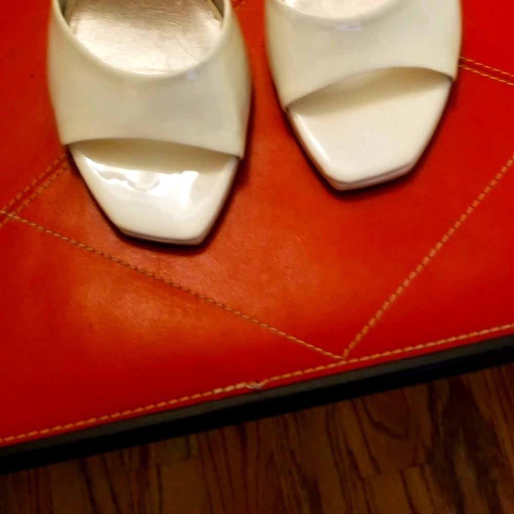 Woman's shoes